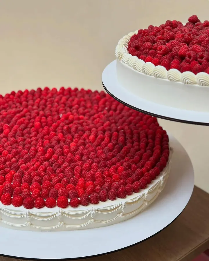 Italian pie with vanilla and strawberries